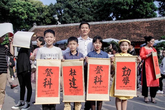 Nườm nượp người kéo đến xin chữ đầu năm ở Văn Miếu