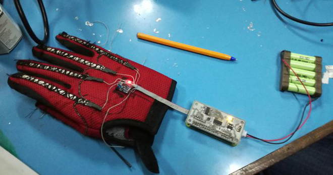Găng tay được trang bị cảm biến để phát hiện chuyển động của các ngón tay. Ảnh: Bored Panda
