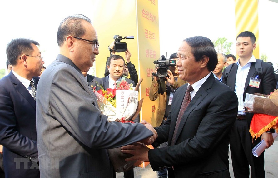 Ông Lê Văn Thành, Bí thư Thành ủy Hải Phòng đón ông Ri Su Yong, Ủy viên Bộ Chính trị, Phó Chủ tịch Ban Chấp hành Đảng Lao động Triều Tiên. (Ảnh: An Đăng/TTXVN)