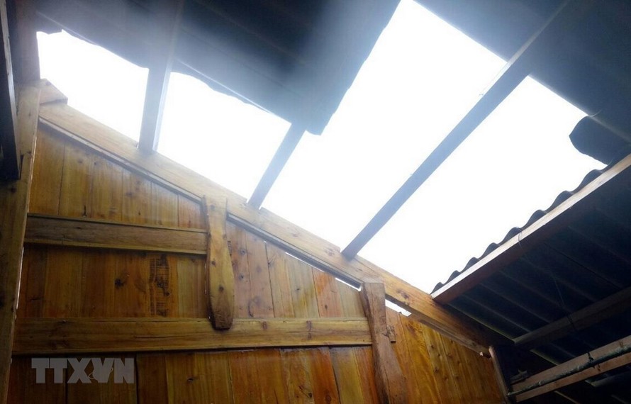 Nhà dân thuộc thôn Sín Chải, xã Tả Giàng Phìn bị tốc mái do dông lốc. (Ảnh: Quốc Khánh/TTXVN)