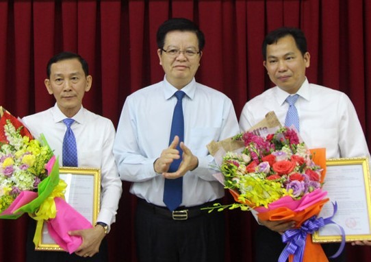 Phó trưởng Ban Tổ chức Trung ương Mai Văn Chính trao quyết định và chúc mừng các đồng chí Võ Thành Thống, Lê Quang Mạnh.