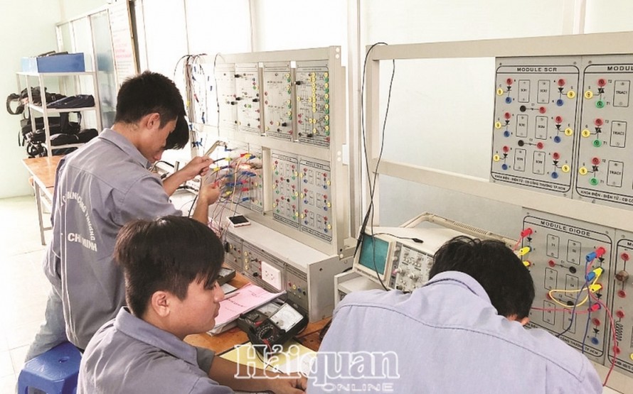 Sinh viên trường Cao đẳng Công Thương TPHCM trong giờ thực hành.