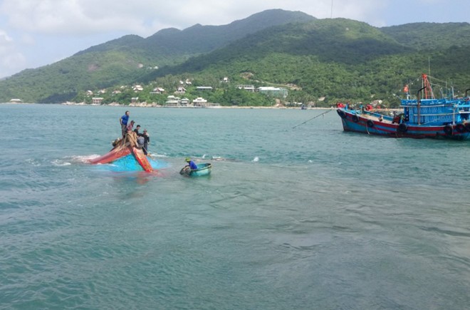 Tàu cá QNg 97459 gặp nạn tại khu vực đảo Cù Lao Chàm. Ảnh: Anh Hồng.