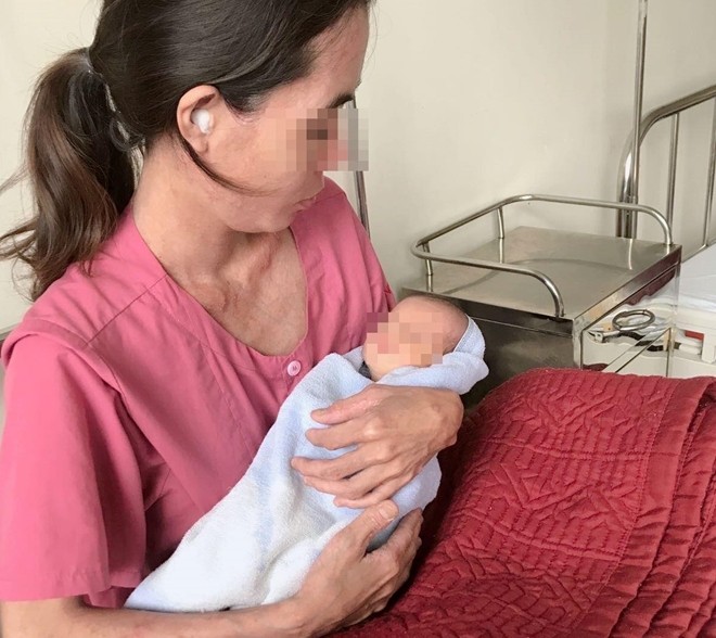 Mẹ con sản phụ H sau ca phẫu thuật.