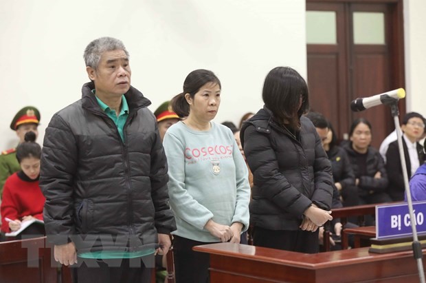 (Từ trái qua phải) các bị cáo gồm: tài xế Doãn Quý Phiến, nhân viên giám sát trên xe Nguyễn Bích Quy và Nguyễn Thị Bích Thủy (giáo viên chủ nhiệm lớp 1 Tokyo, Trường Gateway). (Ảnh: Doãn Tấn/TTXVN)