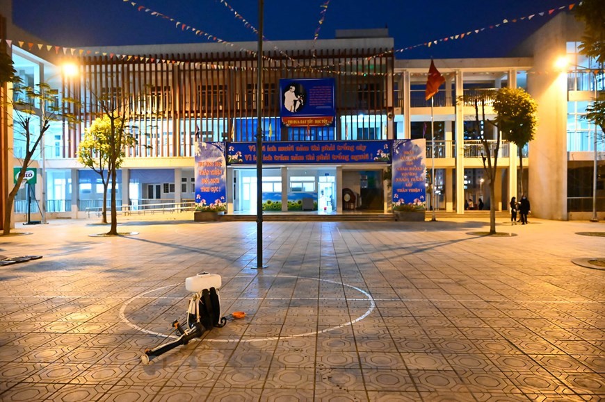 Trước diễn biến phức tạp của dịch bệnh viêm đường hô cấp do chủng mới của virus corona gây ra, tối 31/1 trường Tiểu học Mậu Lương (Hà Đông, Hà Nội) đã tiến hành phun thuốc khử trùng toàn bộ khuôn viên nhà trường. (Ảnh: Minh Sơn/Vietnam+)