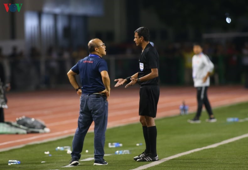 Hình ảnh HLV Park Hang Seo bị truất quyền chỉ đạo ở chung kết SEA Games 30. (Ảnh: Ngọc Duy).