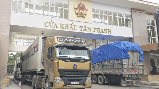 Những xe đầu tiên xuất bán sang Trung Quốc tại cửa khẩu Tân Thanh
