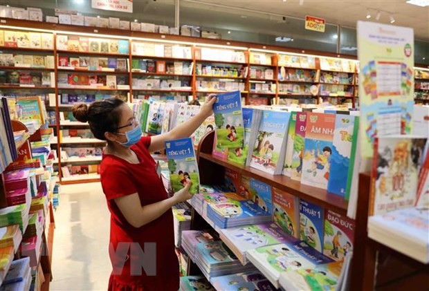 Sách giáo khoa được bày bán tại hệ thống nhà sách của Nhà Xuất bản Giáo dục Việt Nam. (Ảnh: Thanh Tùng/TTXVN)