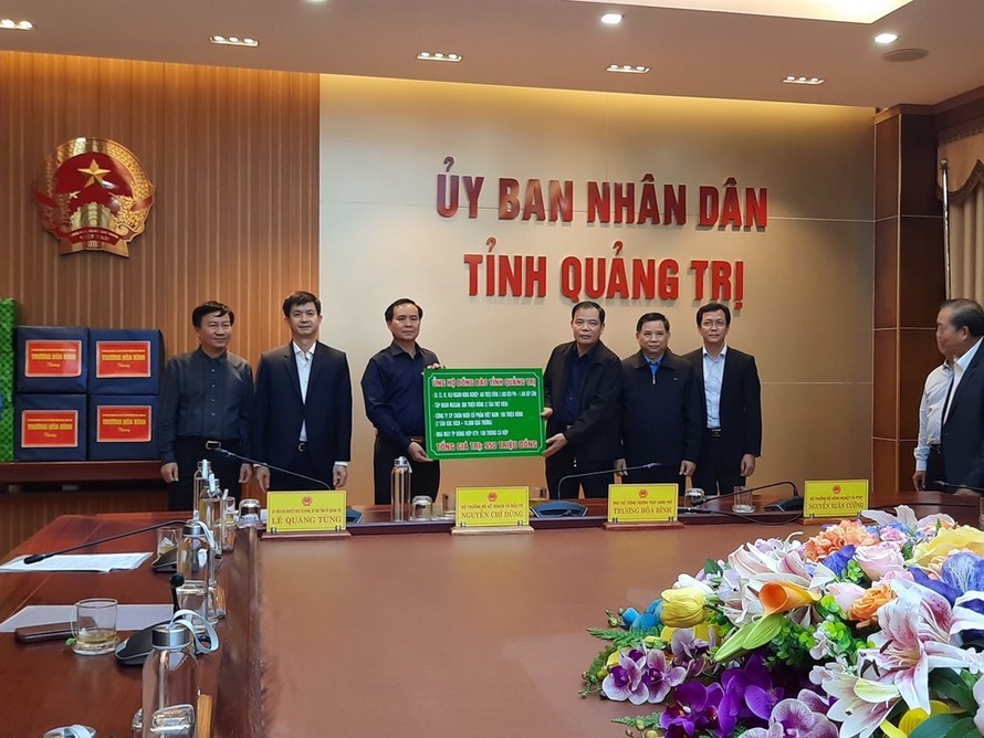 Tập đoàn Masan đồng hành cùng Bộ NN&PTNT trao tặng 6 tấn thịt viên cho bà con vùng lũ. Ảnh: BNEWS/TTXVN