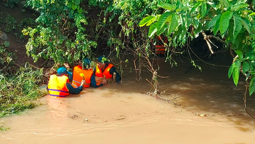 Lực lượng công an, bộ đội và người dân vẫn đang tham gia tìm kiếm nạn nhân xấu số. Ảnh: Xuân Thời 