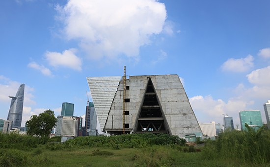 Công trình sẽ thi công trở lại vào ngày 15/10/2020 và dự kiến sẽ hoàn thành phần xây dựng trước 30/4/2021. Ảnh: Trần Anh Ngọc