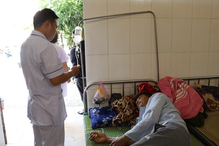 Ông B. đang được các bác sĩ theo dõi tại bệnh viện