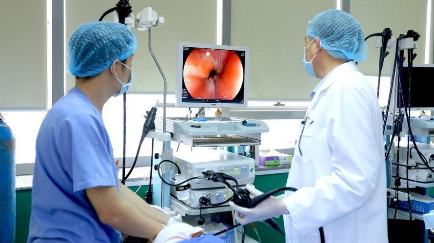 Việc kiểm soát nhiễm khuẩn không tốt khi thực hiện phương pháp nội soi sẽ gây ra nguy cơ nhiễm khuẩn từ người này sang người khác (Ảnh minh hoạ)