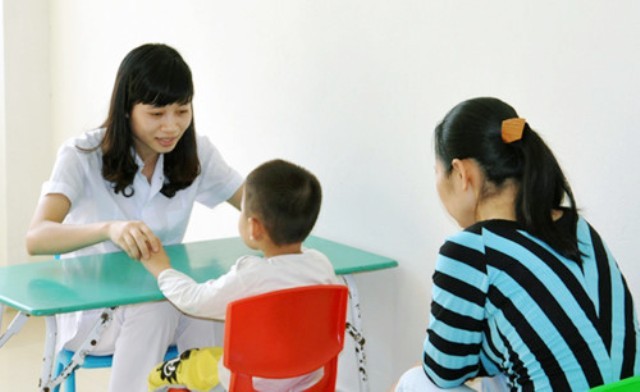 Dạy trẻ tập phát âm các nguyên âm trước, sau đó là từ dễ, quen thuộc. Ảnh minh họa.