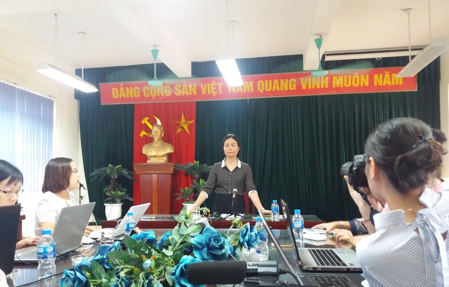 Hiệu trưởng Ngô Thị Thu Anh chia sẻ thông tin với báo chí. (Ảnh: PM/Vietnam+)