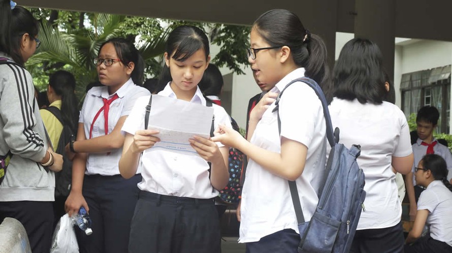 Học sinh Đà Nẵng trao đổi cách làm bài sau khi kết thúc giờ làm bài thi môn Toán vào lớp 10 năm 2018. (Ảnh: P. Thủy). 