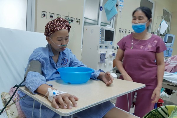 2 tháng ròng, chị Liên phải ngồi suốt 24/24h. Khi mệt mỏi quá, chị gục tạm xuống chiếc bàn nhỏ trước mặt. Do nôn liên tục nên chồng chị đã để thêm chiếc chậu nhỏ phía trên