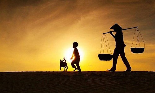 Theo lời Đức Phật dạy, cái gốc của mỗi người chính là đạo hiếu bởi công ơn cha mẹ vô cùng lớn lao. Ảnh minh họa. 