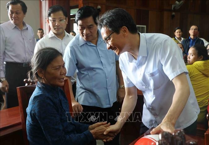 Phó Thủ tướng Vũ Đức Đam ân cần thăm hỏi sức khỏe, đời sống của nạn nhân chất độc da cam/dioxin huyện Đông Hòa. Ảnh: Phạm Cường/TTXVN