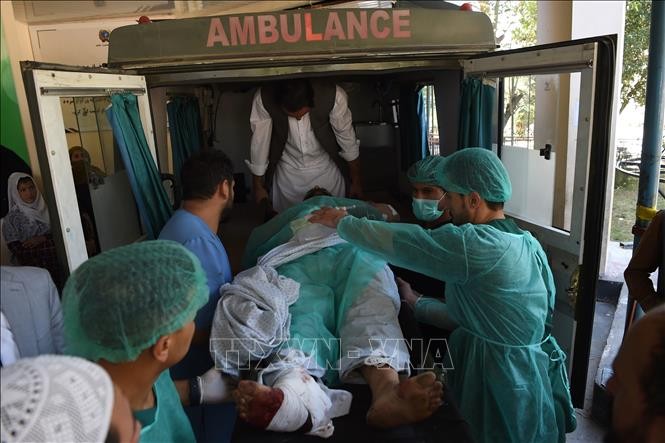 Chuyển nạn nhân bị thương trong vụ đánh bom liều chết ở Kabul, Afghanistan, ngày 17/9/2019. Ảnh: AFP/TTXVN