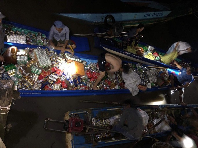 Nhiều người lao mình xuống sông để cứu vớt hàng hóa