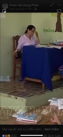 Cô Nguyễn Thị Tư tạm thời không được đứng lớp vì đã có hành vi ném sách vở học sinh xuống nền gạch.