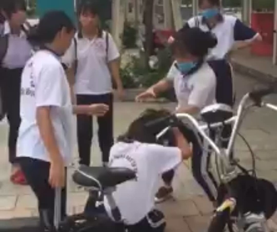 Hình ảnh nhóm nữ sinh đánh hội đồng nữ sinh lớp 9 ở Bình Dương