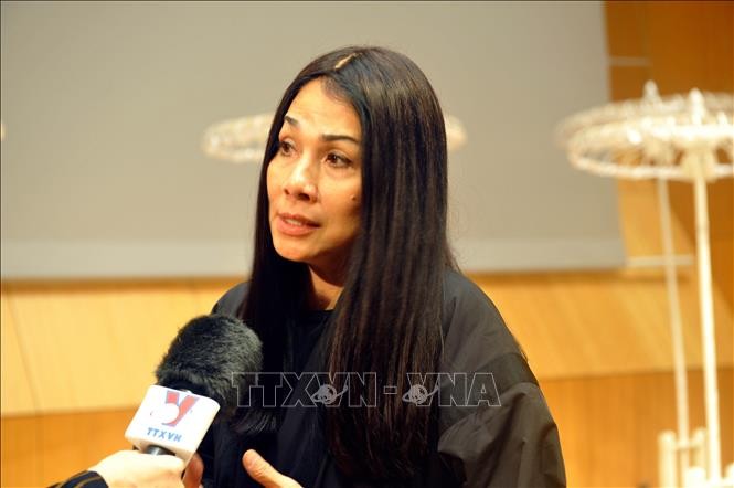 Nhà thiết kế Minh Hạnh tâm huyết với áo dài Việt Nam. Ảnh: Tố Uyên/TTXVN.