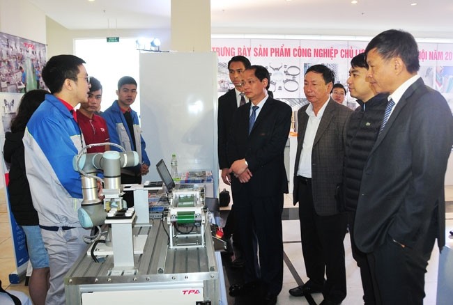 Các đồng chí đại biểu tham quan các sản phẩm công nghiệp trưng bày tại Chương trình.