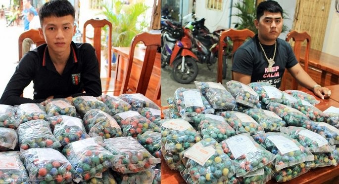 Huy và Khoa tại cơ quan công an. 