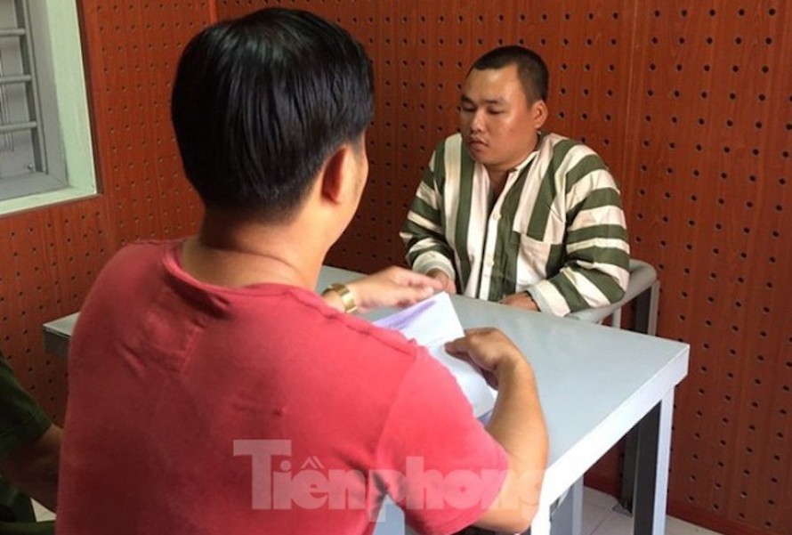 Công an lấy lời khai của Tấn