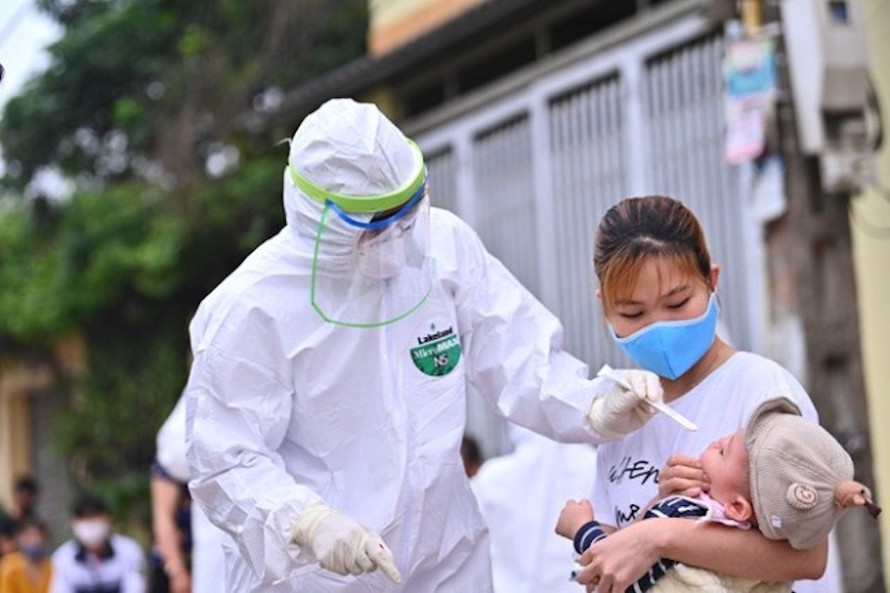 Các cán bộ y tế được trang bị bảo hộ chuyên dụng trong từng công đoạn xét nghiệm.