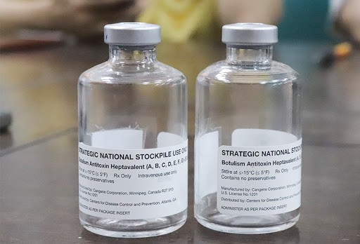 Hai liều thuốc kháng độc tố Botulinum từ Thái Lan về điều trị cho bệnh nhân tại BV Bạch Mai trước đó. Đây là thuốc rất hiếm do ít nhà sản xuất vì không sử dụng phổ biến.