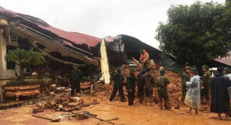 Lực lượng chức năng hiện vẫn đang khẩn trương tiến hành tìm kiếm những người còn mất tích.