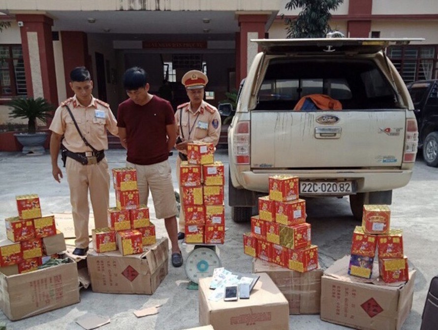 Các loại pháo mua bán nhập lậu, trôi nổi trên thị trường đều bị cấm.