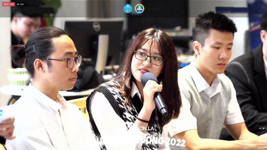 Các Mentor tư vấn cho các sinh khối 12 các tường THPT Sơn La từ đầu cầu Hà Nội (nh chụp màn hình).