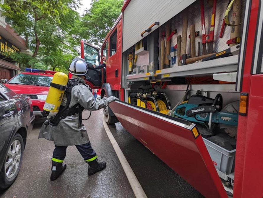 Lực lượng Cảnh sát PCCC&CNCH được điều động đến hiện trường xử lý vụ cháy 231 Quan Hoa.