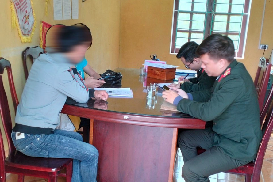 Lực lượng chức năng làm việc với anh D.T.M. (Ảnh: Công an huyện Bá Thước).