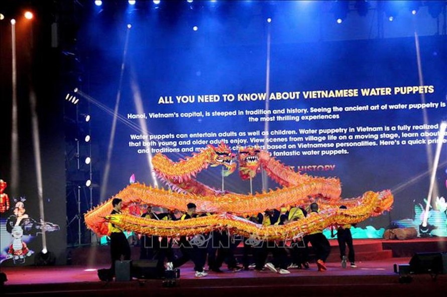 Biểu diễn múa rồng tại Lễ Khai mạc Lễ hội Nghệ thuật biểu diễn quốc tế lần thứ nhất năm 2023. 