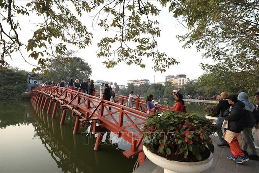 Du khách quốc tế tham quan Di tích đền Ngọc Sơn. 