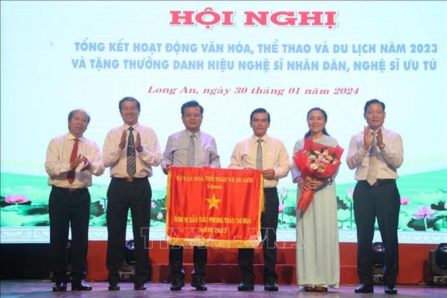 Sở Văn hóa, Thể thao và Du lịch tỉnh nhận Cờ thi đua của Bộ Văn hóa, Thể thao và Du lịch. 