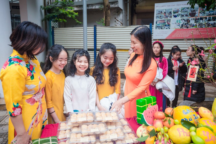 Ngắm nhìn những nụ cười tươi tắn của cô và trò trường THCS An Dương bên mâm ngũ quả, có thể cảm nhận được sự ấm áp của ngày Tết đoàn viên khi mùa xuân đã về rất gần.