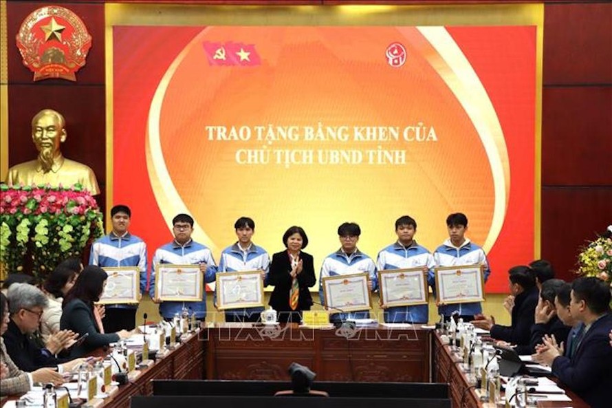 Chủ tịch UBND tỉnh Bắc Ninh Nguyễn Hương Giang trao Bằng khen cho học sinh giỏi quốc gia. 