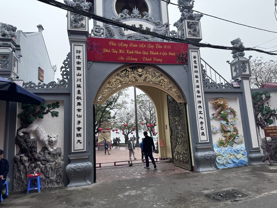 Di tích Quốc gia Phủ Tây Hồ từ lâu vốn nổi tiếng là nơi linh thiêng bậc nhất trong hệ thống đền, chùa giữa lòng Thủ đô Hà Nội. 