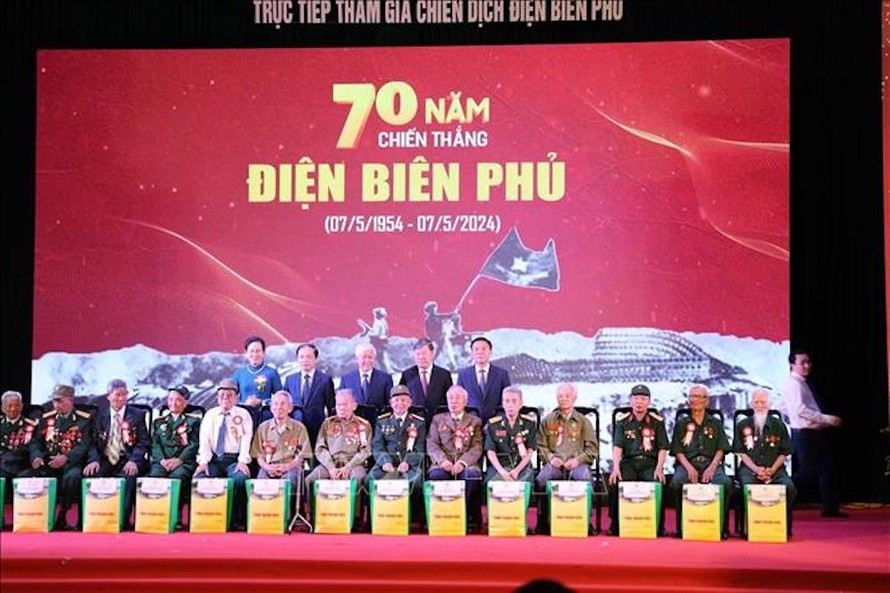 Trao quà cho các đại biểu là Chiến sĩ Điện Biên. 