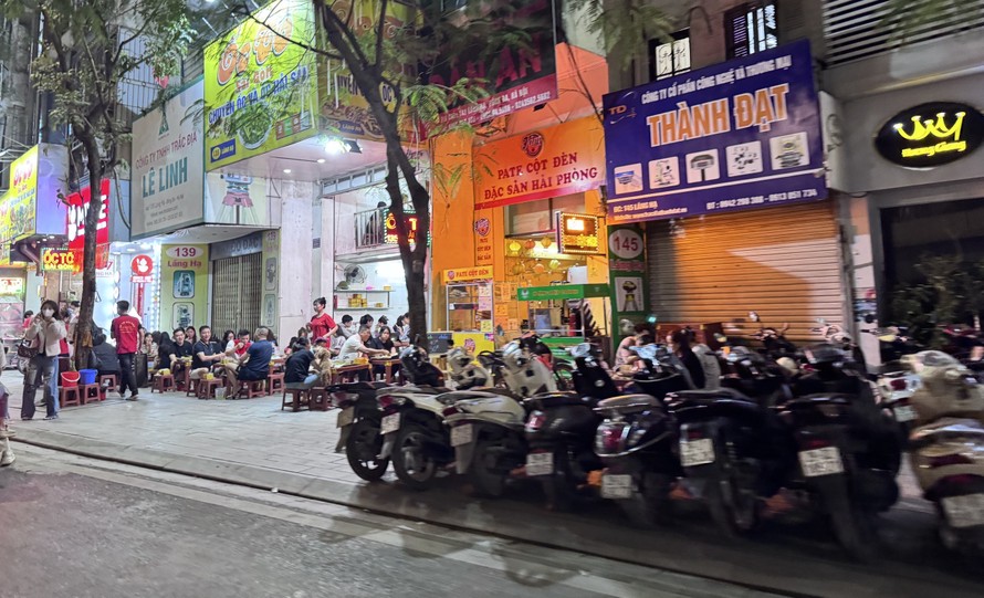 Hàng quán chiếm trọn vỉa hè làm nơi kinh doanh, để xe máy tại đoạn phố Láng Hạ - khu vực nằm rất gần trụ sở Công an phường Láng Hạ.