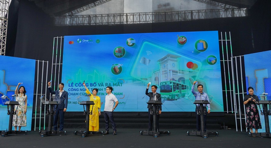 Đại diện lãnh đạo UBND TP.HCM, NHNN và các công ty OneFin, MasterCard và VPBank thực hiện nghi thức kích hoạt thanh toán một chạm 