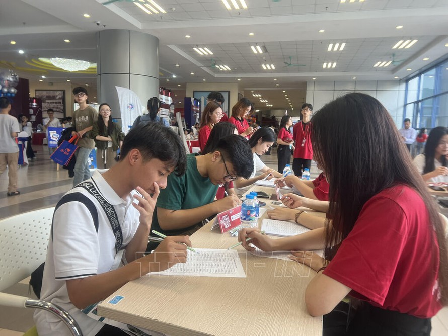 Ngày hội tư vấn tuyển sinh, hướng nghiệp năm 2024 của Trường Đại học Kinh tế Quốc dân thu hút sự quan tâm của học sinh, phụ huynh.