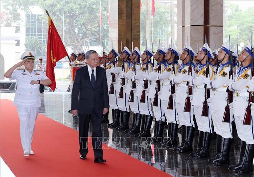 Chủ tịch nước Tô Lâm duyệt đội danh dự Quân chủng Hải quân. 